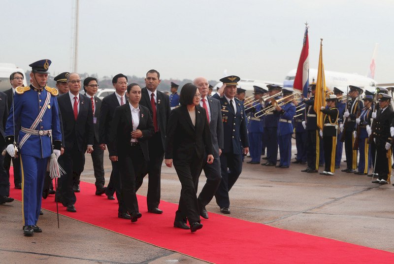 Tsai Ing-wen es recibida con honores militares en Paraguay