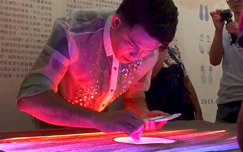 Mario Subeldia durante una actuación EN Taiwán creando imágenes con arena. (Foto: CNA)