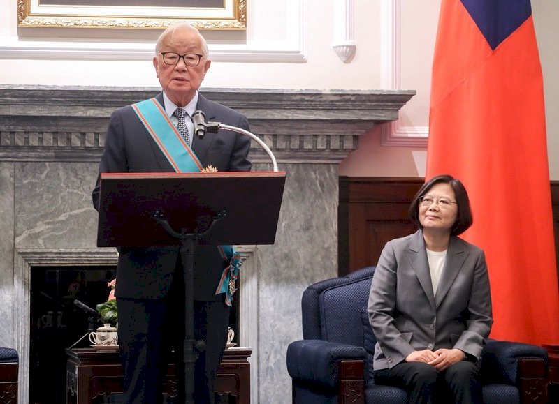 Morris Chang fue condecoderado con la Orden de la Nube Propicia