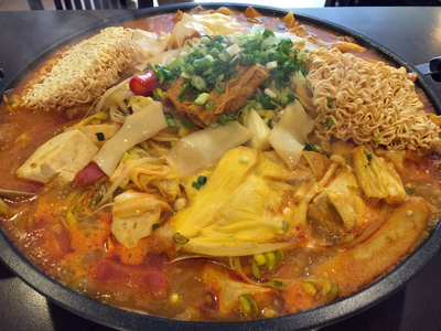 Restaurantes ofrecen gran variedad de ollas de estofado caliente para recibir el otoño