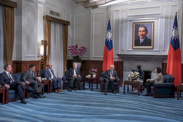 La presidenta Tsai recibe a legisladores del Parlamento Europeo
