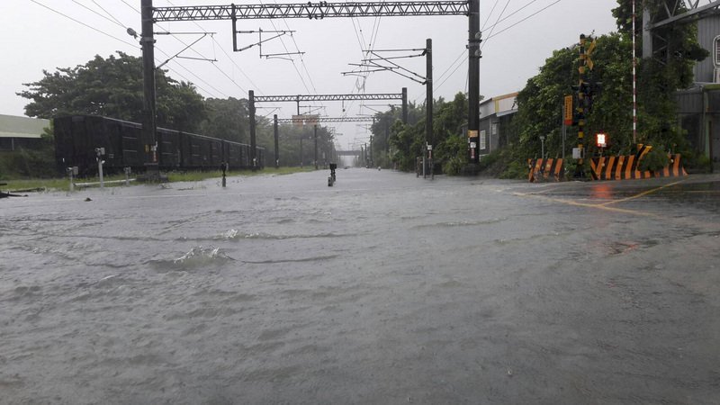 Vía de tren inundada en el distrito de Xinying, en la ciudad de Tainan el 23 de agosto pasado. (Foto: CNA)
