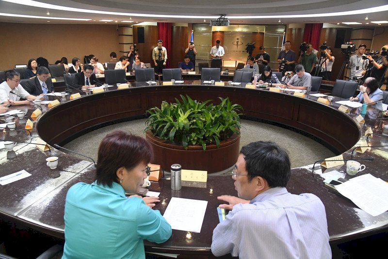 Miembros del Yuan Legislativo y la Junta Electoral Central se reúnen para discutir la logística de estas elecciones y los referéndums. (Foto: CNA)