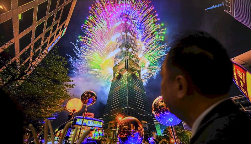 El espectáculo de fuegos, luces y sonido del Taipéi 101 arranca motores para dar la bienvenida al Año Nuevo