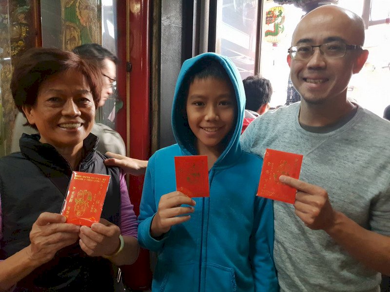 La presidenta Tsai Ing-wen reparte sobres rojos de la suerte