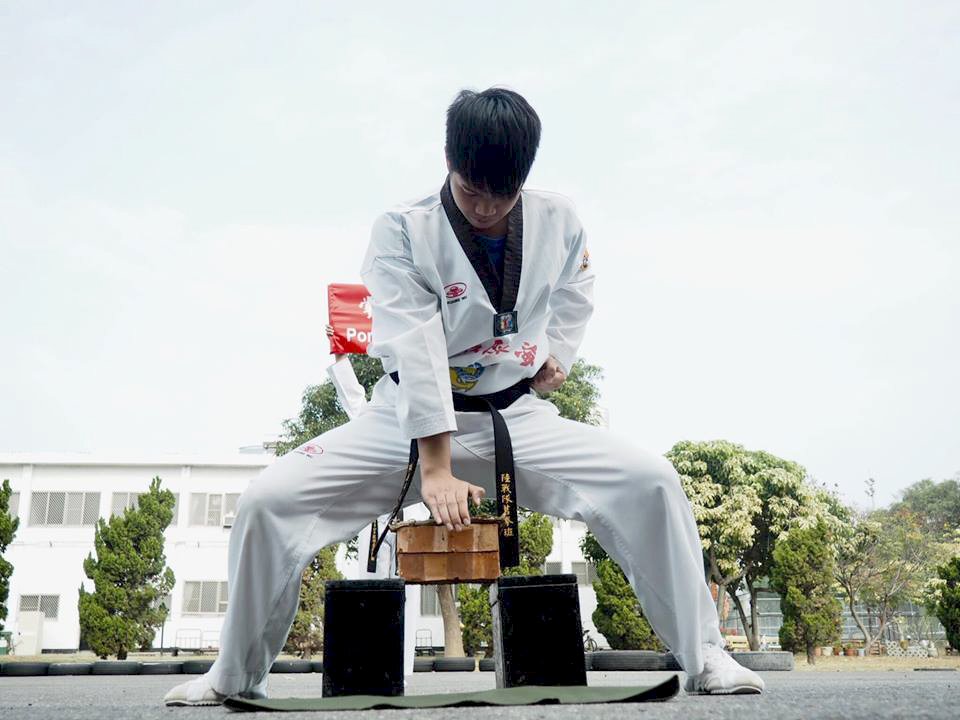 Soldado de marina del equipo de Taekwondo en una de las prácticas habituales. (Foto: RTI)