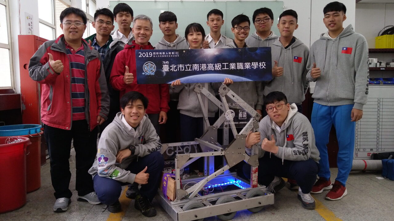 Escuela Superior Vocacional de Nangang llegan a las finales de la competencia regional FRC en Detroit