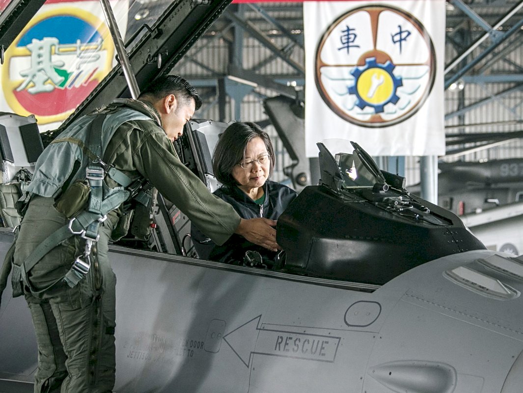 Tsai Ing-wen visita las instalaciones de las Fuerzas Aéreas en Chiayi