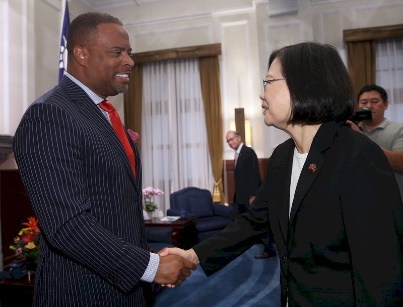 Tsai Ing-wen recibe al ministro sancristobaleño Mark Brantley
