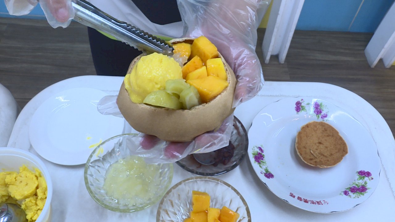 Un postre a base de mango y pastel de azúcar