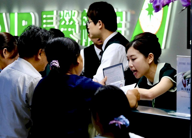 60 vuelos cancelados y 12000 pasajeros afectados en el segundo día de huelga de asistentes de vuelo de Eva Air