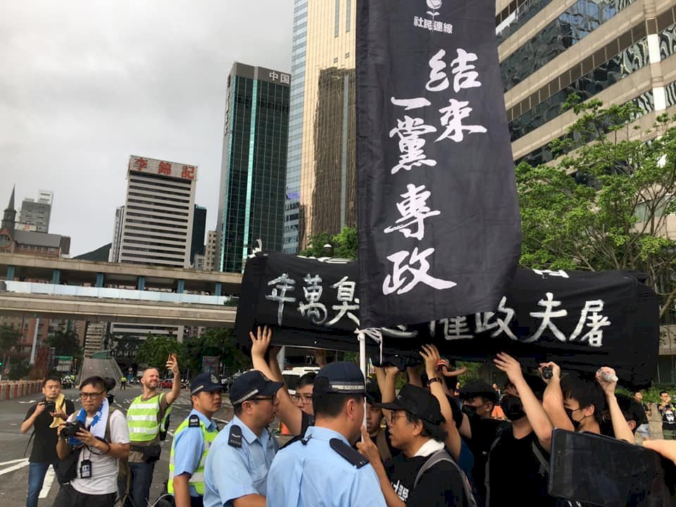 Manifestantes hongkoneses protestan contra la ceremonia del izado de la bandera en el Día de la Retrocesión (1 de julio) para conmemorar la devolución de Hong Kong por parte de Gran Bretaña. (Foto: RTI)