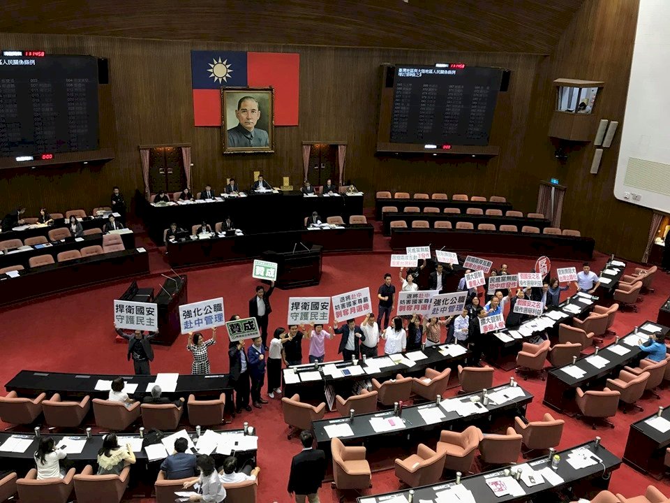 Generales retirados podrían perder sus pensiones si participan en eventos políticos de China continental