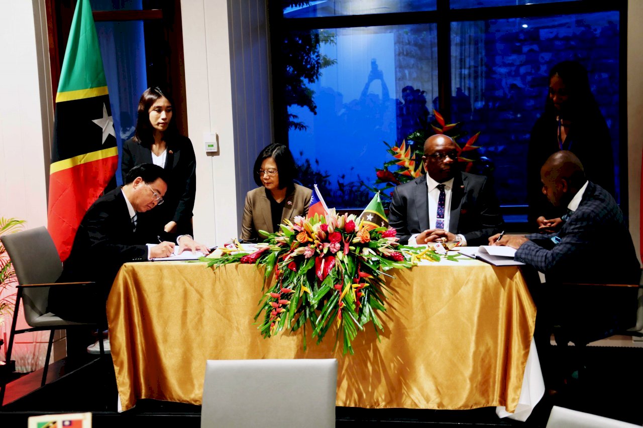 Tsai Ing-wen se reúne con Timothy Sylvester Harris en San Cristóbal y Nieves