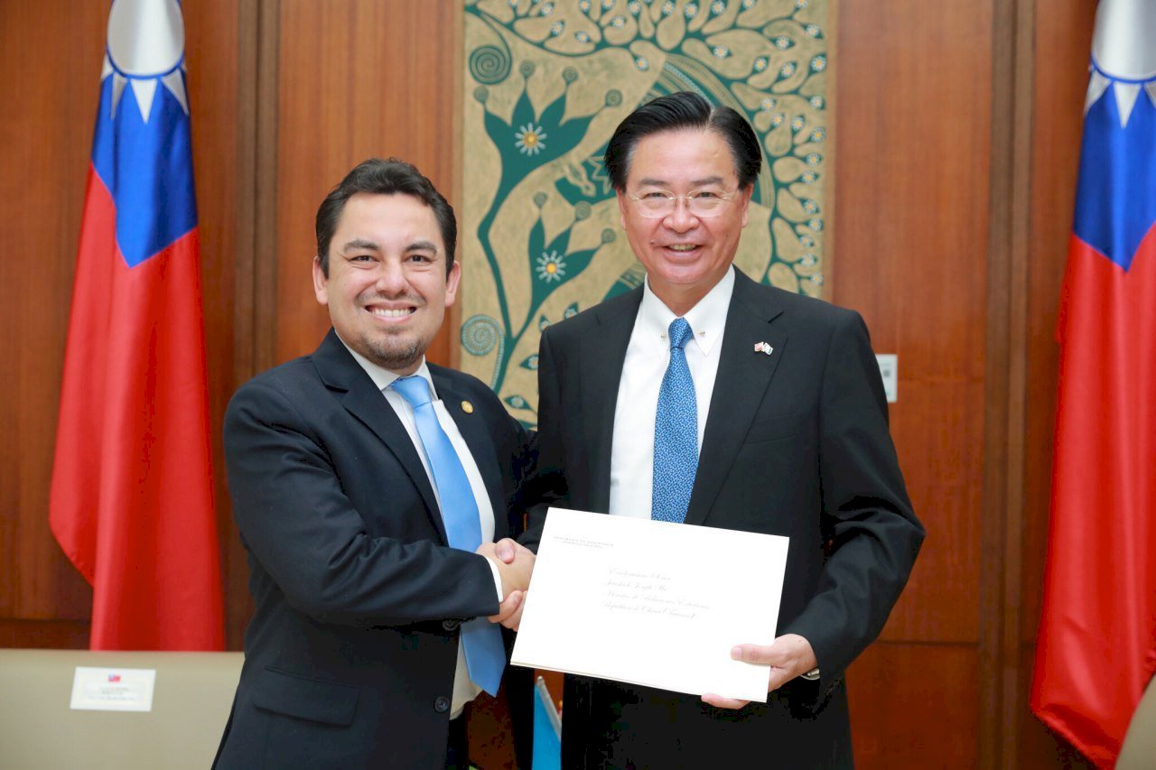 Presenta sus credenciales el nuevo embajador de Guatemala