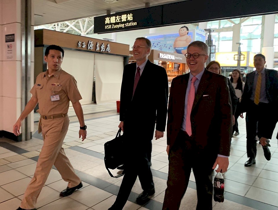 William Brent Christensen visita en Kaohsiung fragatas estadounidenses vendidas a Taiwán