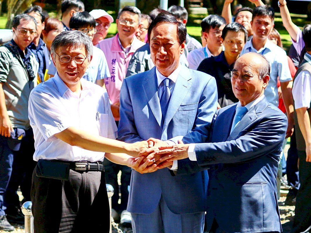 Terry Gou, Wang Jin-pyng y Ko Wen-je coinciden en un acto público pero no hablan de política