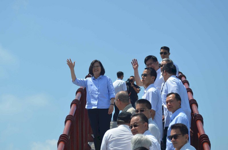 Tsai Ing-wen considera los planes para reconstruir el Gran Puente de Penghu