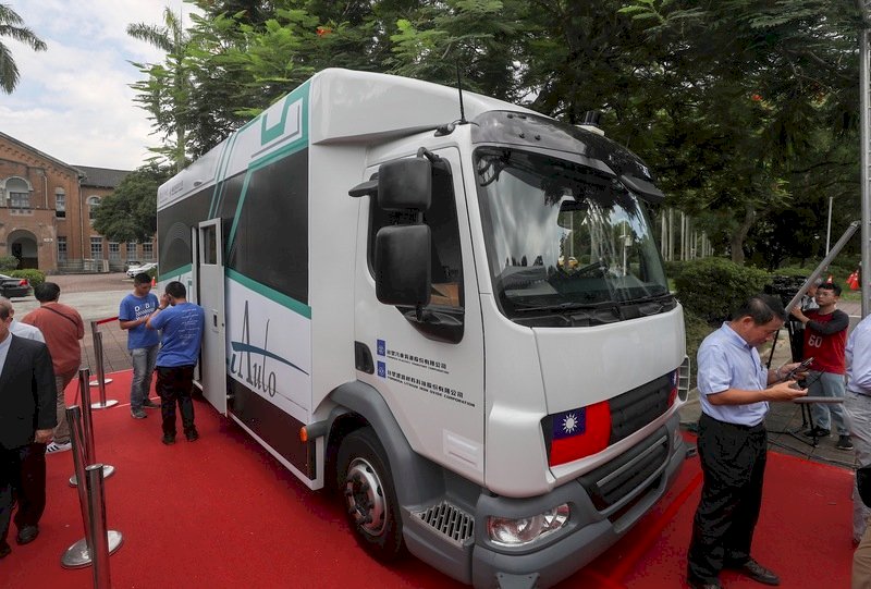 Equipo de diseño de sistemas de conducción automática de Taiwán destaca en Dubai