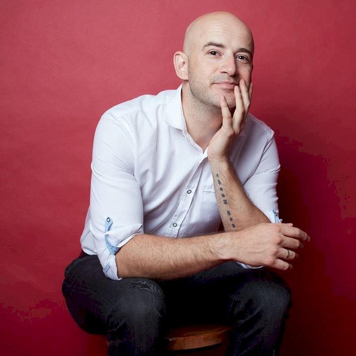 Rifat Karlova, un artista que brinda energías positivas