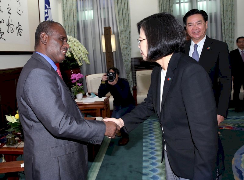Tsai Ing-wen recibe al ministro de Exteriores de Islas Salomón Jeremiah Manele