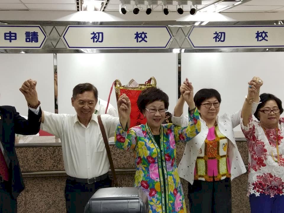 Terry Gou renuncia a las presidenciales y Annette Lu se presenta por sorpresa