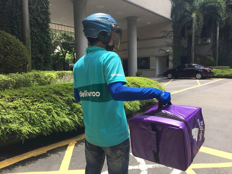 Nuevas regulaciones para proteger a los repartidores de comida en días de tifón