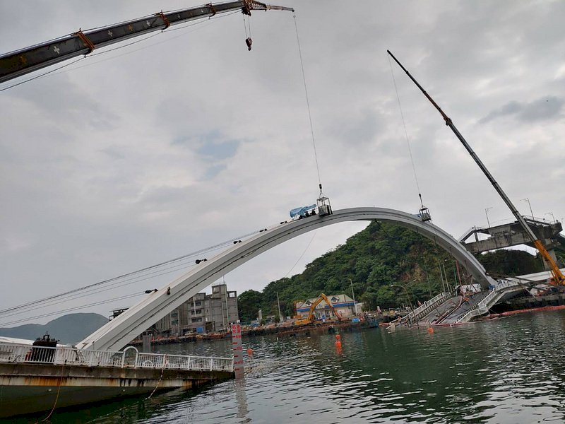 Los trabajos de desescombro del puente Nanfang’ao prácticamente terminados