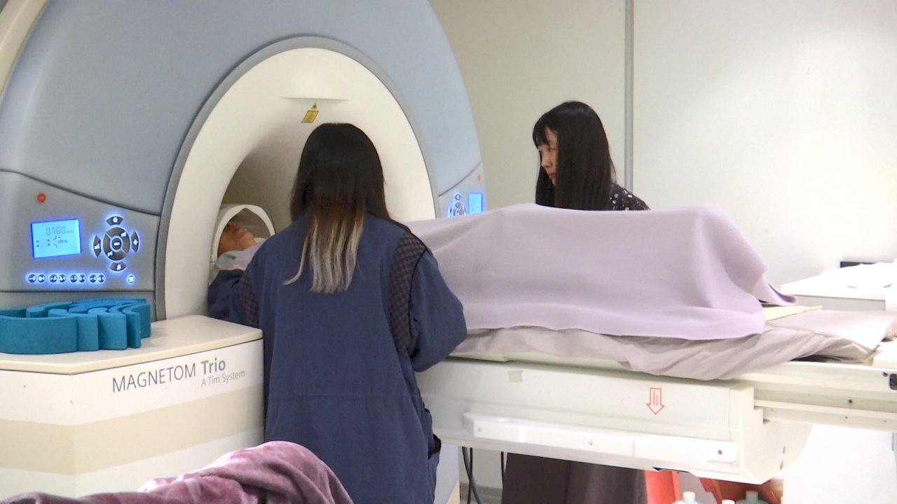Escaneados de IA y MRI ayudan a determinar la edad cerebral
