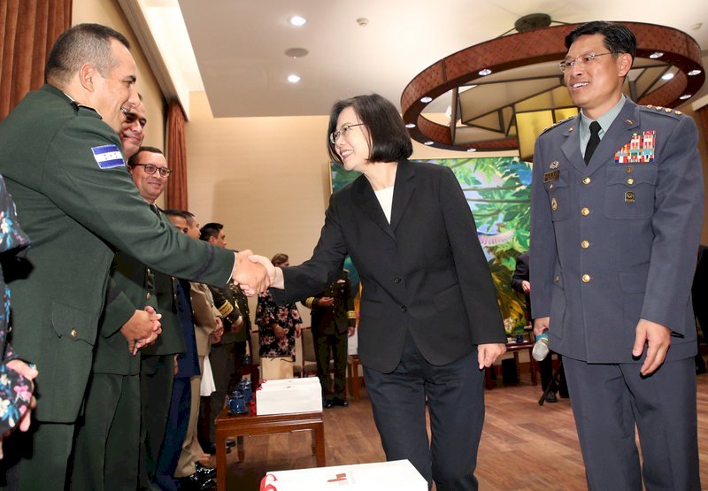 Tsai Ing-wen homenajea a los miembros del 14º curso para generales y almirantes de Hispanoamérica