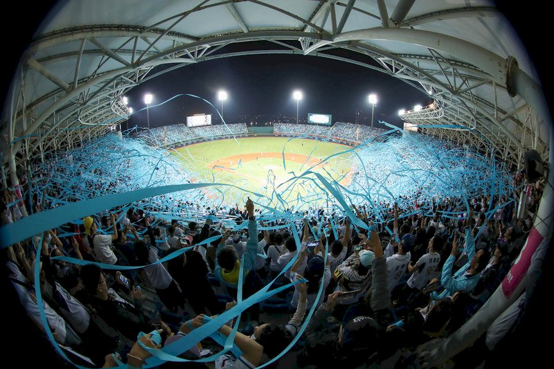 20 000 seguidores de los Lamigo Monkeys decían adiós al nombre del equipo en el estadio de Taoyuan. Tras la compra del club por una empresa japonesa, el equipo pasará a tener otro nombre. Una de las noticias deportivas de la semana (Foto: CNA)
