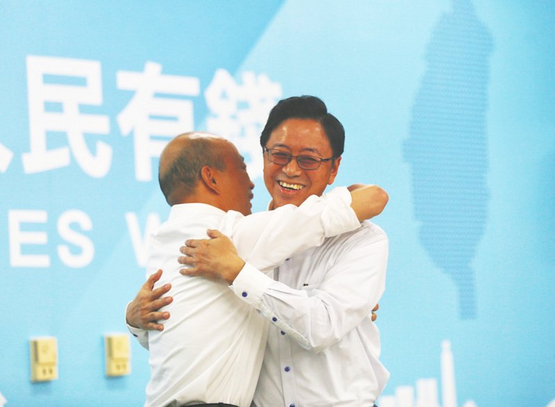 Simon Chang (dcha) abraza a Han Kuo-yu (izda) el pasado día 11 tras anunciar su candidatura a la vicepresidencia. (Foto: CNA)