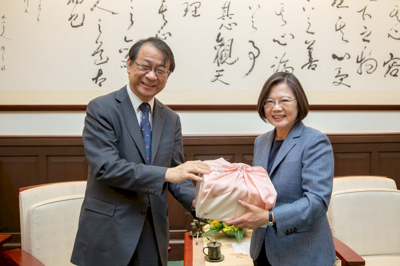 Tsai Ing-wen recibe al nuevo representante de Japón en Taiwán