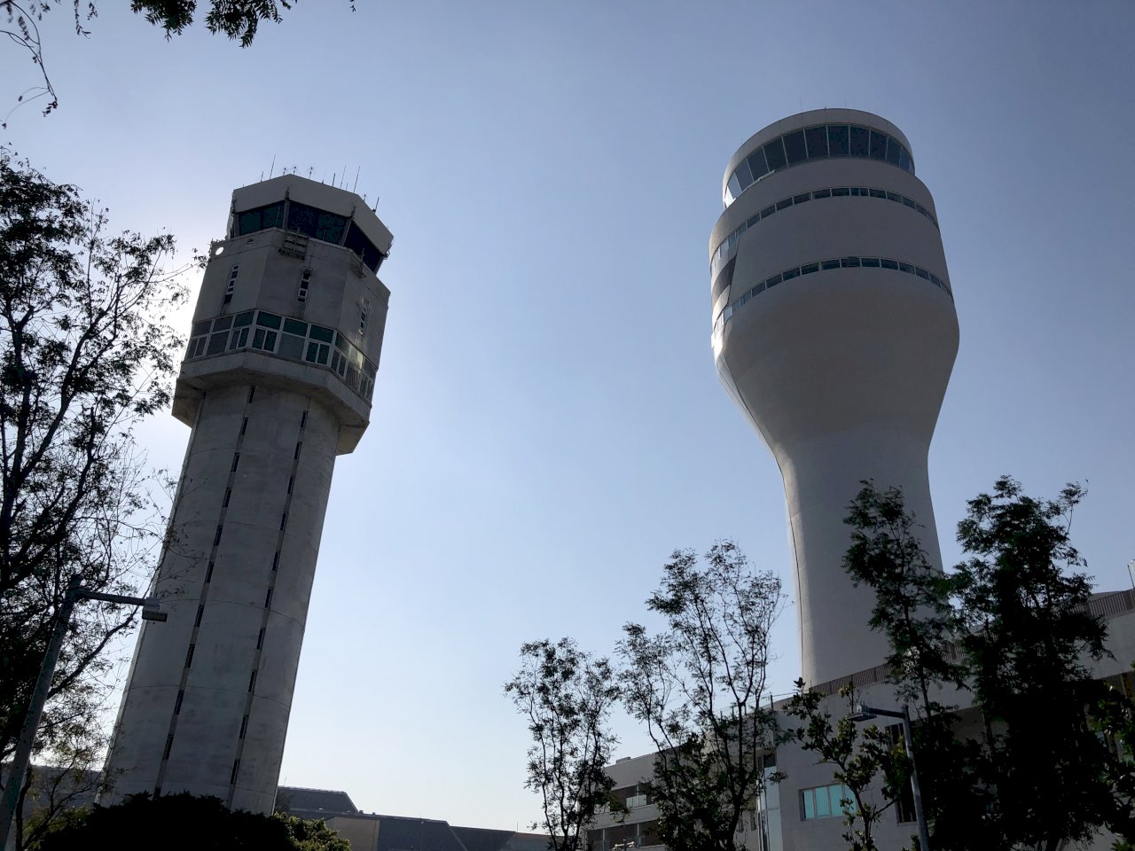 La vieja torre de control (izda) dará el testigo el mes que viene a la nueva y moderna (dcha) torre de control del Aeropuerto Internacional de Taoyuan (Foto: RTI)