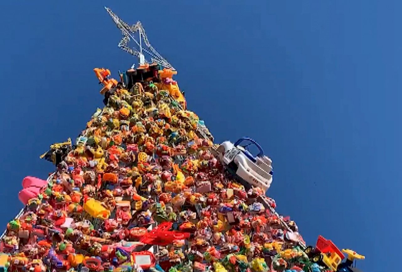 Se crea conciencia de la contaminación ambiental a través de un árbol de Navidad