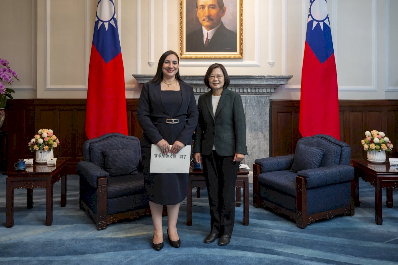 Nueva embajadora hondureña en Taiwán presenta sus credenciales a la presidenta Tsai Ing-wen