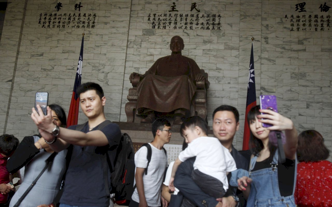 Turistas y estudiantes de China continental comentan las elecciones en Taiwán