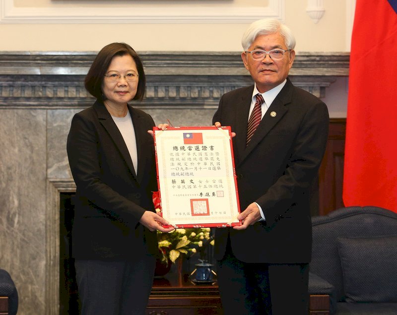 La presidenta Tsai Ing-wen recibe el certificado de haber sido reelecta como presidenta