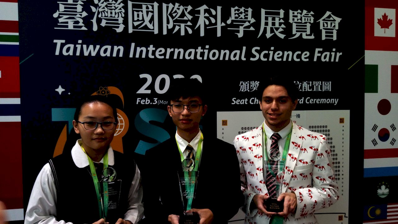 Estudiantes secundarios galardonados con el Premio de Ciencia Juvenil
