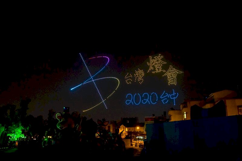 El Festival de las Linternas presenta 800 drones en acción
