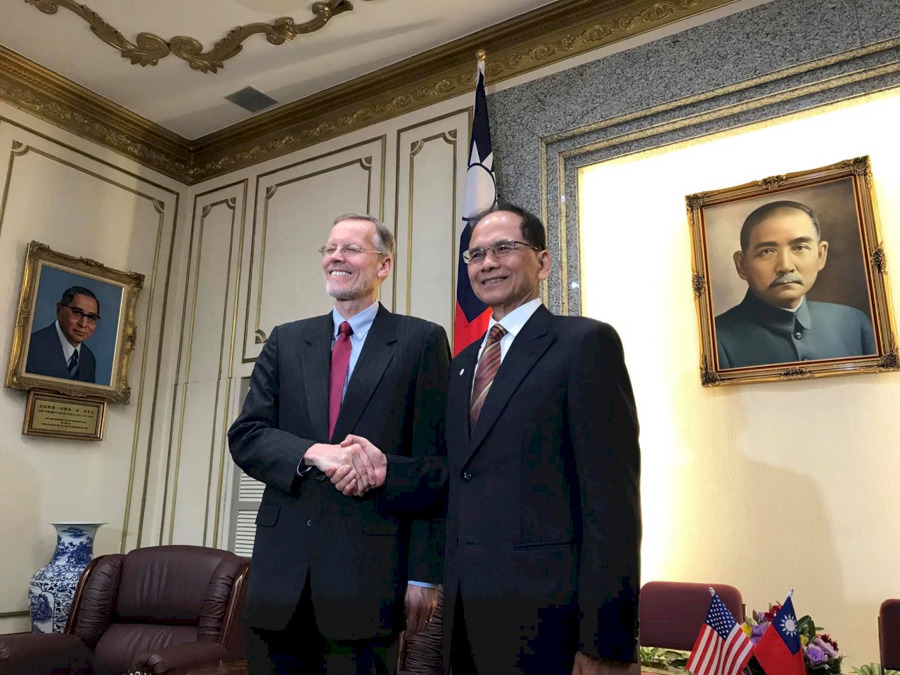 William Brent Christensen visita el Yuan Legislativo