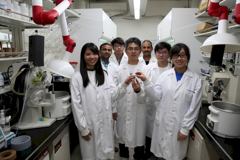 Científicos de la Academia Sínica sintetizan medicamento al 99% de pureza en lucha contra COVID-19