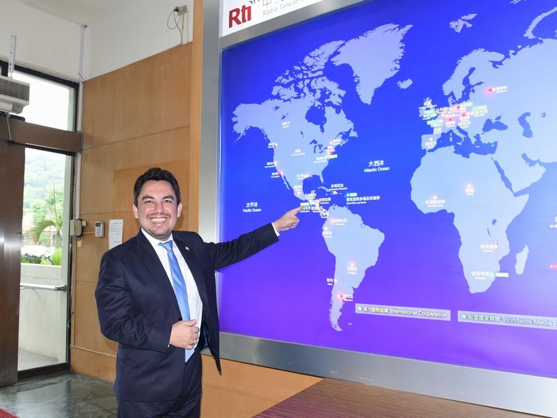 Entrevista al excelentísimo embajador Willy Alberto Gómez Tirado