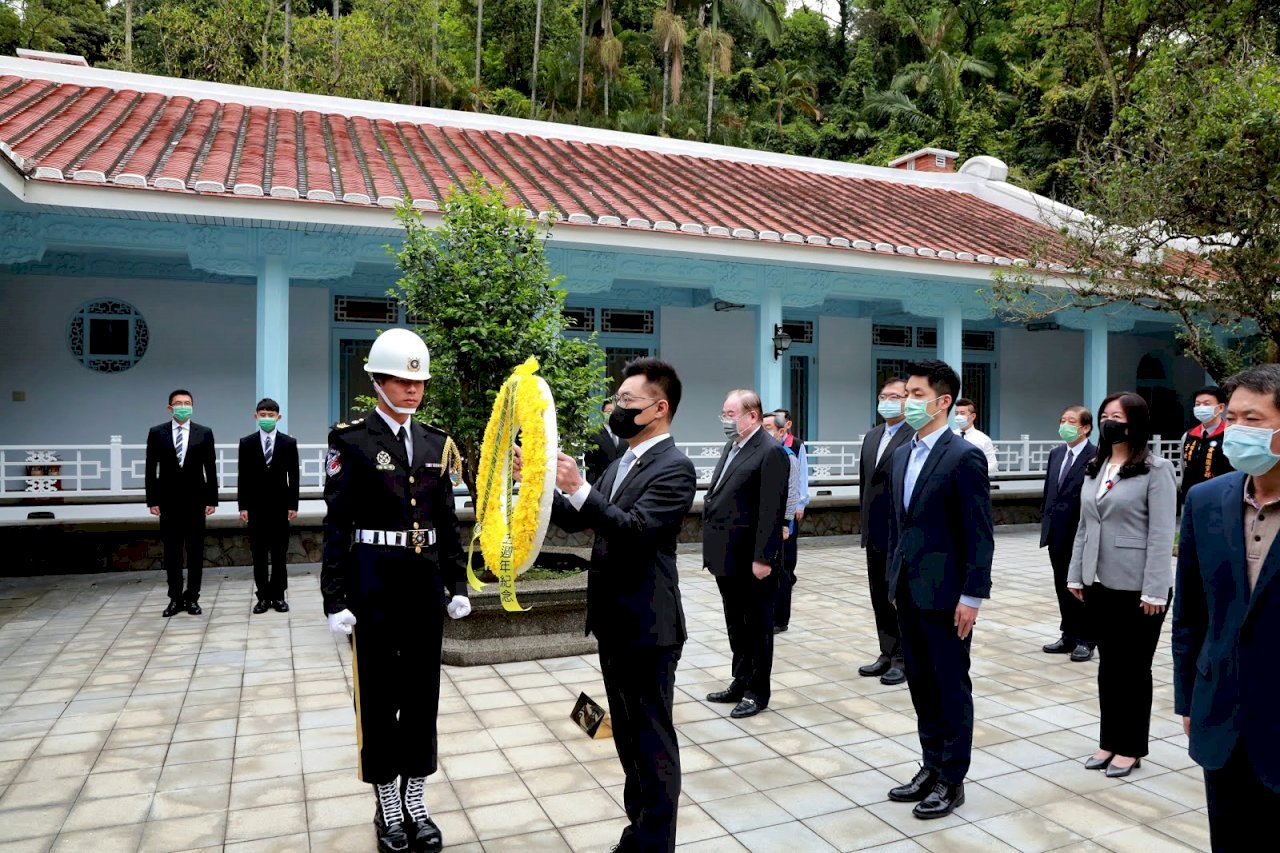 Chiang Chi-cheng pide reformar el Kuomintang en el aniversario de la muerte de Chiang Kai-shek