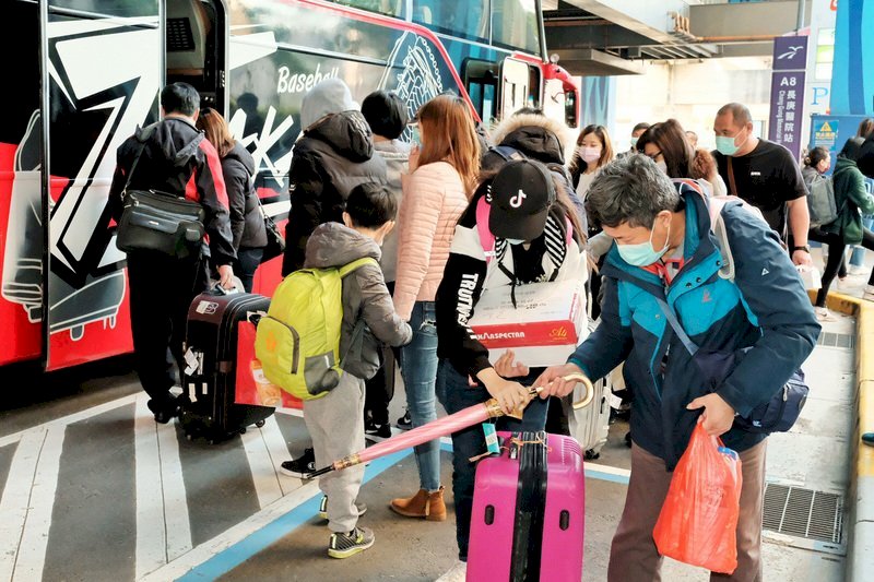 Los pasajeros del primer vuelo chárter de Wuhan han cumplido la cuarentena de 14 días en Taiwán