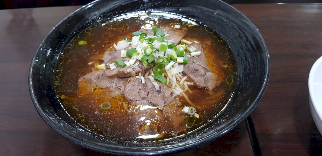 La sopa de fideos con carne de res