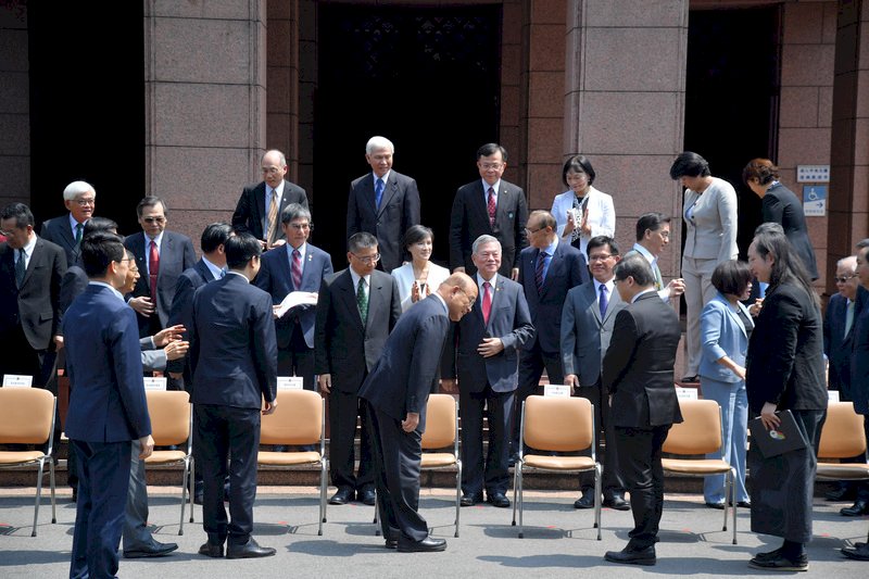 El Gobierno dimite en bloque previamente a la toma de posesión de la presidenta