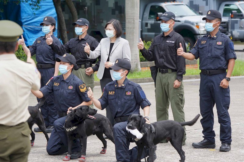 Tsai Ing-wen promete a la Policía Militar un equilibrio entre la disciplina y los derechos individuales