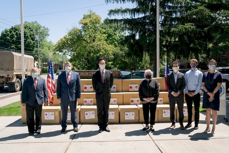 Taiwán dona 60 000 mascarillas al estado de Massachusetts en EE.UU.