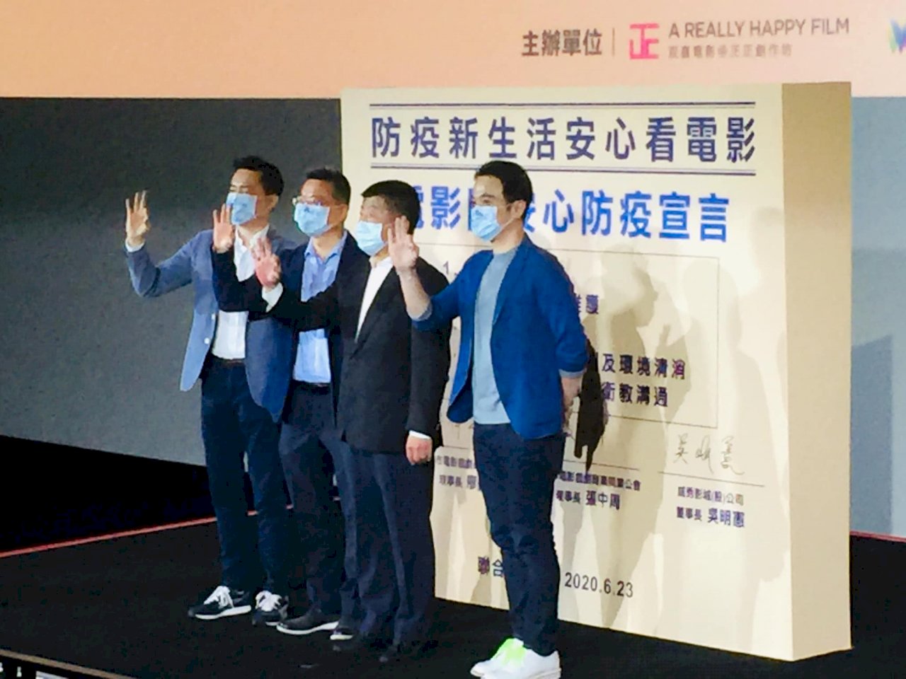 El ministro de Salud Chen promueve actividades recreativas como el teatro respetando las medidas de prevención